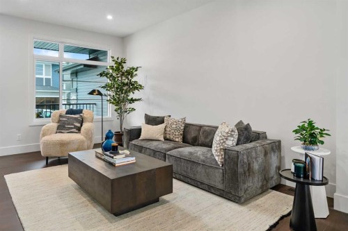 7178 Rangeview Avenue Se, Calgary, AB - Indoor Photo Showing Living Room