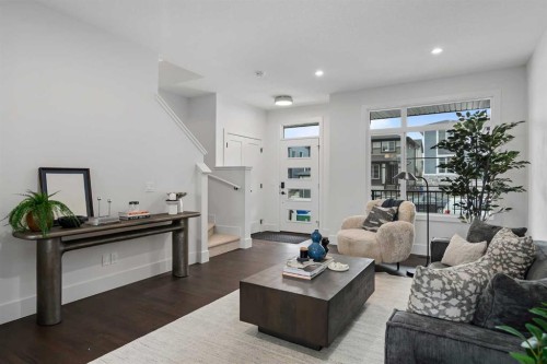 7178 Rangeview Avenue Se, Calgary, AB - Indoor Photo Showing Living Room