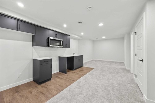 37 Sora Gardens Se, Calgary, AB - Indoor Photo Showing Kitchen