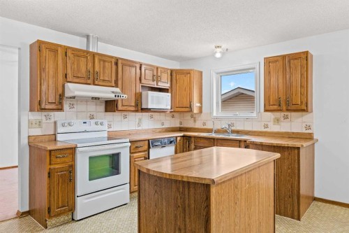 147 Whitlock Close Ne, Calgary, AB - Indoor Photo Showing Kitchen
