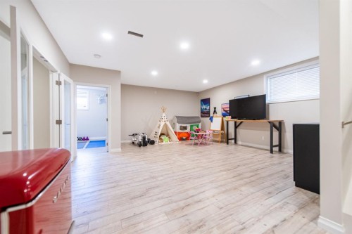98 Mahogany Passage Se, Calgary, AB - Indoor Photo Showing Other Room