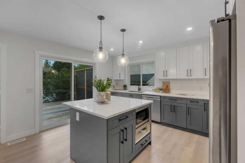 104 Oakmoor Place Sw, Calgary, AB - Indoor Photo Showing Kitchen