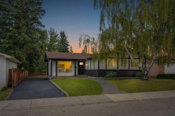 104 Oakmoor Place SW Calgary, AB T2V 4A3