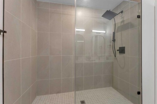 104 Oakmoor Place Sw, Calgary, AB - Indoor Photo Showing Bathroom