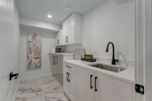 104 Oakmoor Place Sw, Calgary, AB - Indoor Photo Showing Kitchen