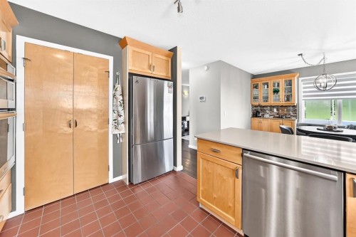 331 Royal Birch View Nw, Calgary, AB - Indoor Photo Showing Kitchen