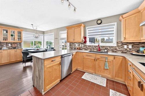 331 Royal Birch View Nw, Calgary, AB - Indoor Photo Showing Kitchen