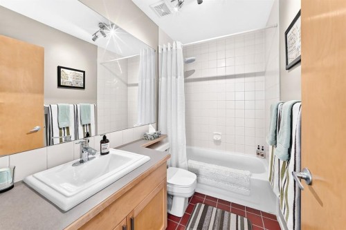 331 Royal Birch View Nw, Calgary, AB - Indoor Photo Showing Bathroom