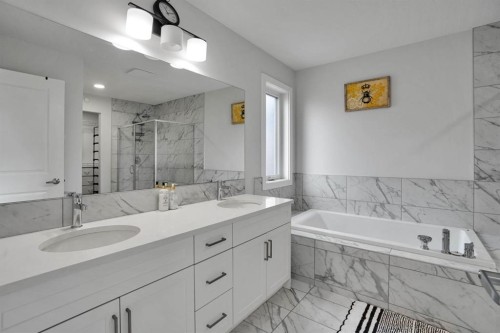 159 Hotchkiss Manor Se, Calgary, AB - Indoor Photo Showing Bathroom