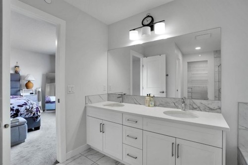 159 Hotchkiss Manor Se, Calgary, AB - Indoor Photo Showing Bathroom