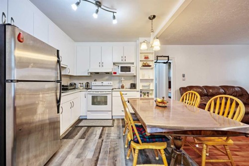 702 17 Avenue Nw, Calgary, AB - Indoor