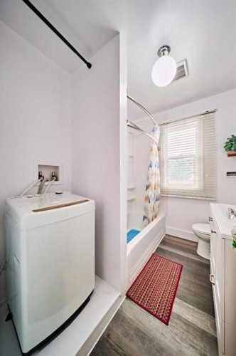 702 17 Avenue Nw, Calgary, AB - Indoor Photo Showing Laundry Room