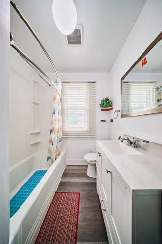 702 17 Avenue Nw, Calgary, AB - Indoor Photo Showing Bathroom
