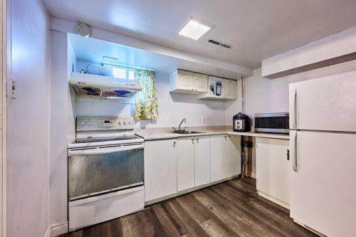702 17 Avenue Nw, Calgary, AB - Indoor Photo Showing Kitchen