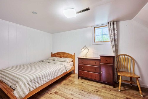 702 17 Avenue Nw, Calgary, AB - Indoor Photo Showing Bedroom