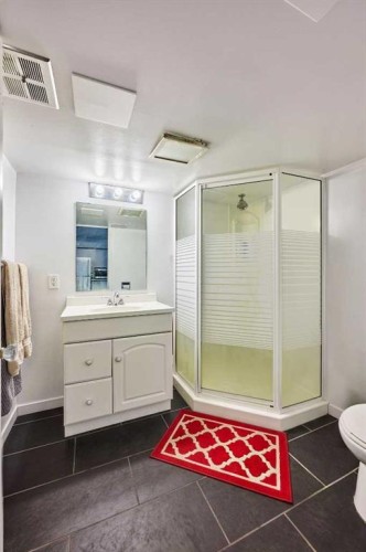 702 17 Avenue Nw, Calgary, AB - Indoor Photo Showing Bathroom