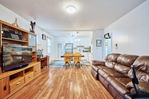 702 17 Avenue Nw, Calgary, AB - Indoor Photo Showing Living Room