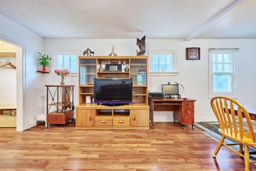 702 17 Avenue Nw, Calgary, AB - Indoor