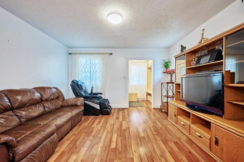 702 17 Avenue Nw, Calgary, AB - Indoor Photo Showing Living Room