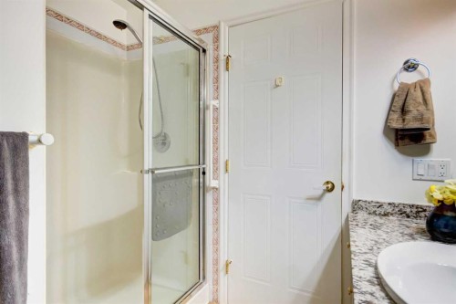 109-43 Westlake Circle, Strathmore, AB - Indoor Photo Showing Bathroom
