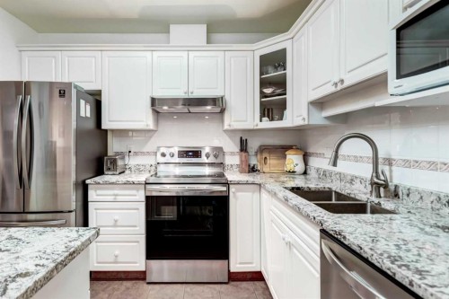 109-43 Westlake Circle, Strathmore, AB - Indoor Photo Showing Kitchen With Stainless Steel Kitchen With Double Sink With Upgraded Kitchen