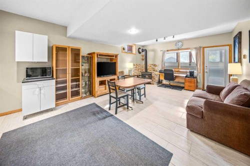 1 Eagle Landing, Canmore, AB - Indoor Photo Showing Living Room