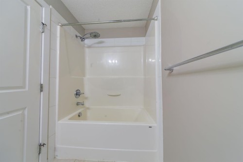 116-100 Cranfield Common Se, Calgary, AB - Indoor Photo Showing Bathroom
