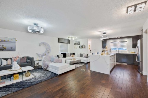 124 Whiteside Crescent Ne, Calgary, AB - Indoor Photo Showing Living Room