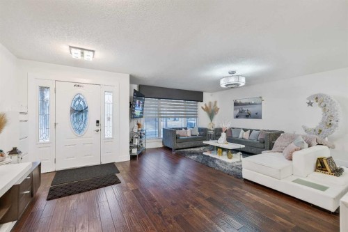124 Whiteside Crescent Ne, Calgary, AB - Indoor Photo Showing Living Room