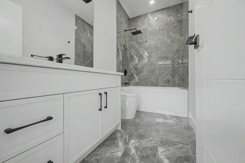 8310 34 Avenue Nw, Calgary, AB - Indoor Photo Showing Bathroom