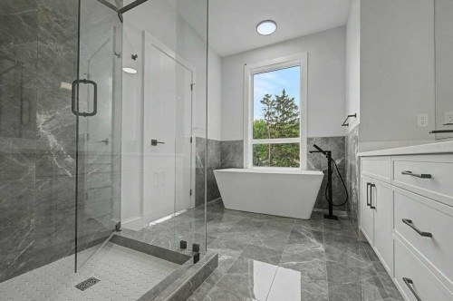 8310 34 Avenue Nw, Calgary, AB - Indoor Photo Showing Bathroom