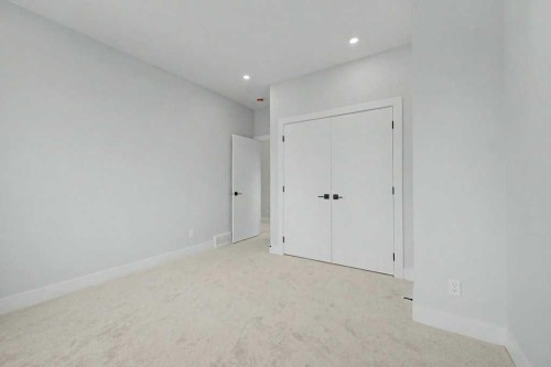 8310 34 Avenue Nw, Calgary, AB - Indoor Photo Showing Other Room