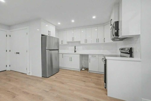 8310 34 Avenue Nw, Calgary, AB - Indoor Photo Showing Kitchen