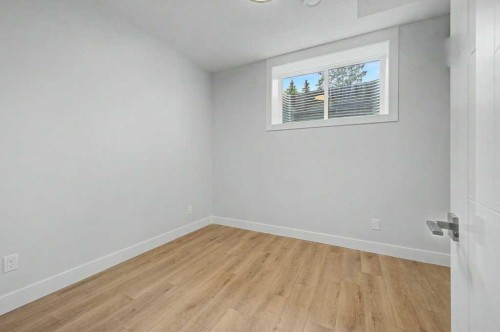 8310 34 Avenue Nw, Calgary, AB - Indoor Photo Showing Other Room