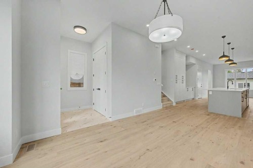 8310 34 Avenue Nw, Calgary, AB - Indoor
