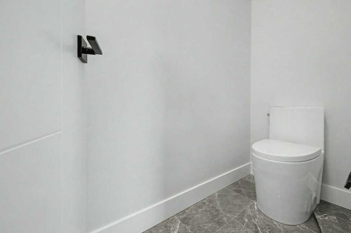 8310 34 Avenue Nw, Calgary, AB - Indoor Photo Showing Bathroom