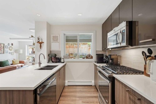 118-510 Edmonton Trail Ne, Calgary, AB - Indoor Photo Showing Kitchen With Double Sink With Upgraded Kitchen