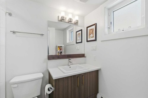 118-510 Edmonton Trail Ne, Calgary, AB - Indoor Photo Showing Bathroom