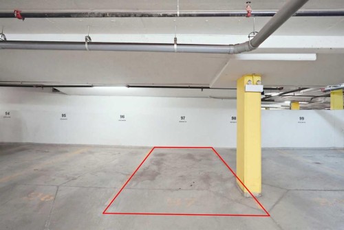 118-510 Edmonton Trail Ne, Calgary, AB - Indoor Photo Showing Garage