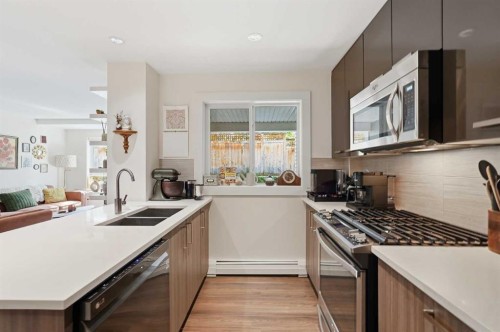 118-510 Edmonton Trail Ne, Calgary, AB - Indoor Photo Showing Kitchen With Double Sink With Upgraded Kitchen