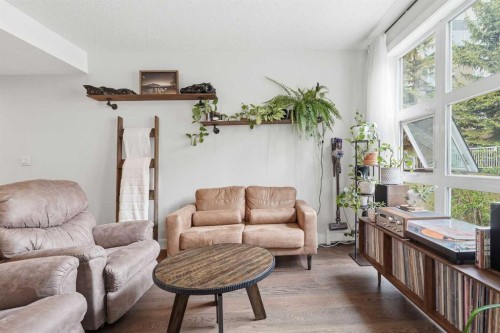 305-532 5 Avenue Ne, Calgary, AB - Indoor Photo Showing Living Room