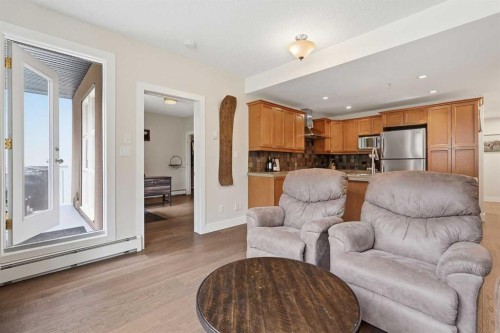 305-532 5 Avenue Ne, Calgary, AB - Indoor Photo Showing Living Room