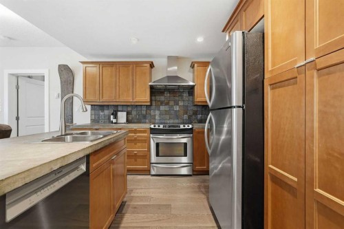 305-532 5 Avenue Ne, Calgary, AB - Indoor Photo Showing Kitchen With Double Sink