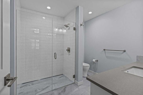 409-1105 Spring Creek Drive, Canmore, AB - Indoor Photo Showing Bathroom