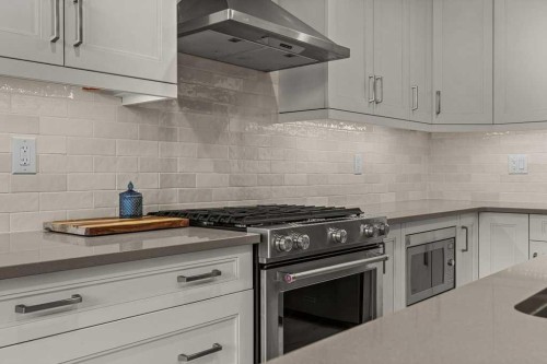 409-1105 Spring Creek Drive, Canmore, AB - Indoor Photo Showing Kitchen