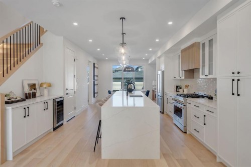 520 22 Avenue Nw, Calgary, AB - Indoor Photo Showing Kitchen With Upgraded Kitchen
