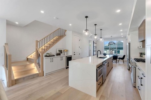 520 22 Avenue Nw, Calgary, AB - Indoor Photo Showing Kitchen With Upgraded Kitchen
