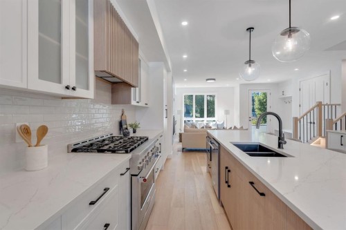 520 22 Avenue Nw, Calgary, AB - Indoor Photo Showing Kitchen With Upgraded Kitchen