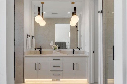 520 22 Avenue Nw, Calgary, AB - Indoor Photo Showing Bathroom