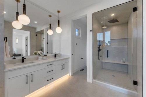 520 22 Avenue Nw, Calgary, AB - Indoor Photo Showing Bathroom